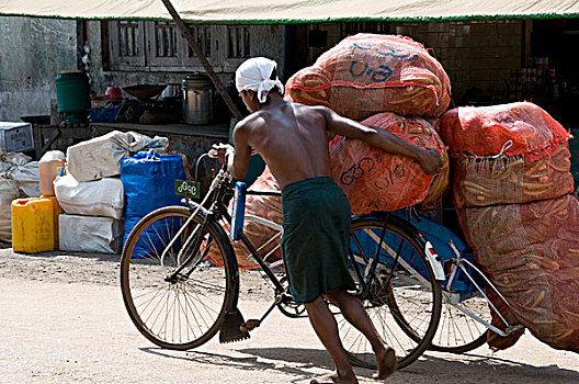 缅甸,巴格,一个,男人,条纹,腰部,推,自行车,上方,装载,蔬菜,包