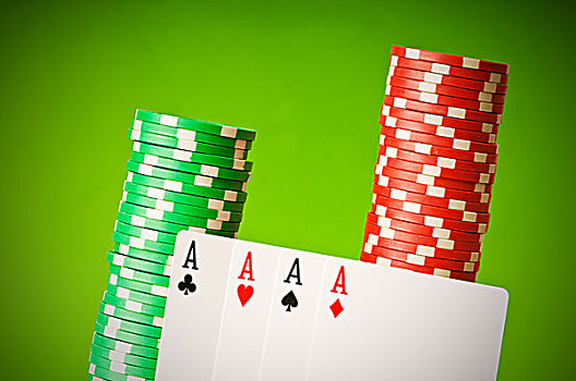 赌场,筹码,四个,纸牌a,绿色背景