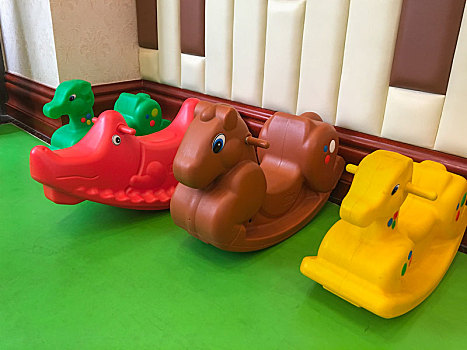 室内儿童游乐场彩色塑胶木马玩具
