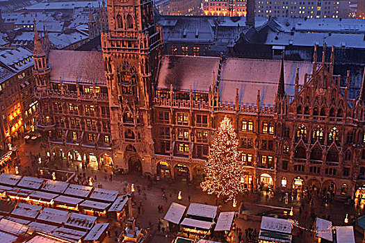 德国,巴伐利亚,慕尼黑,市政厅,圣诞市场,黎明,冬天,序列,上巴伐利亚,城市,大城市,建筑,房子,屋顶,雪,积雪,朦胧,冷冰冰,市中心,地点,市场