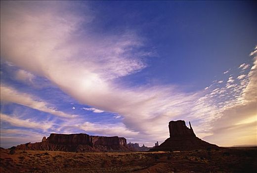 积云,上方,连指手套,砂岩,方山,纪念碑谷纳瓦霍部落公园,亚利桑那