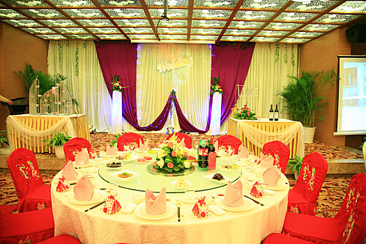 餐桌,座椅,餐具,桌椅,桌子,椅子,大厅,婚宴,无人,摆台,台面,庆典,鲜花,婚礼,婚庆