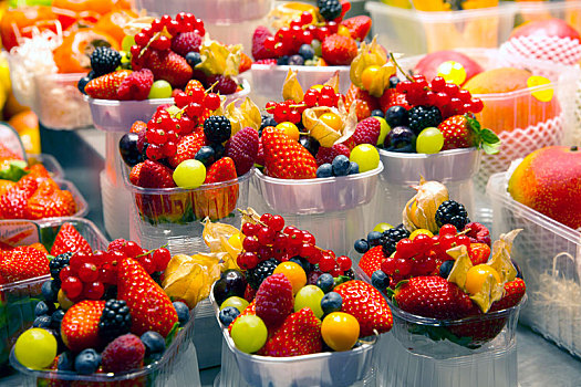 俯拍,特写,塑料制品,扁篮,选择,夏季水果,草莓,红醋栗,蓝莓,葡萄