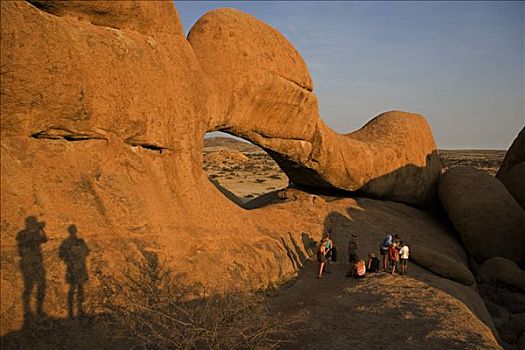 纳米比亚,纳米布沙漠,山,一个,特征,公园,印象深刻,石头,拱形,日落,影子,游客,轮廓,红色