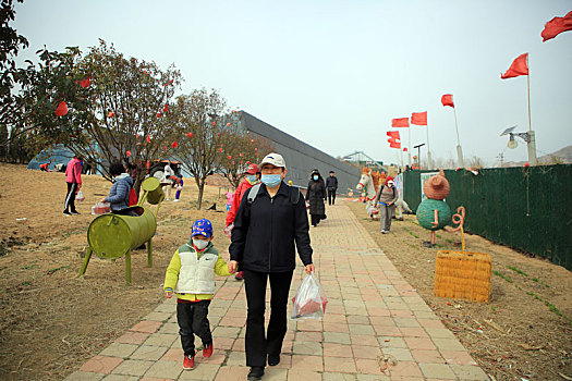 山东省日照市,春光明媚草莓红,休闲采摘好时节