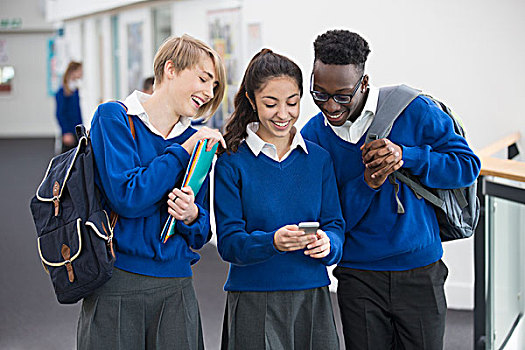 三个,微笑,学生,穿,蓝色,校服,手机,学校,走廊