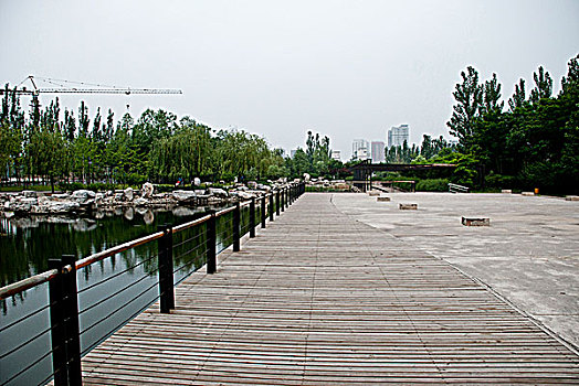 北京社区公园湖边的平台