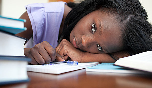 疲惫,美国非裔女性,休息,学习