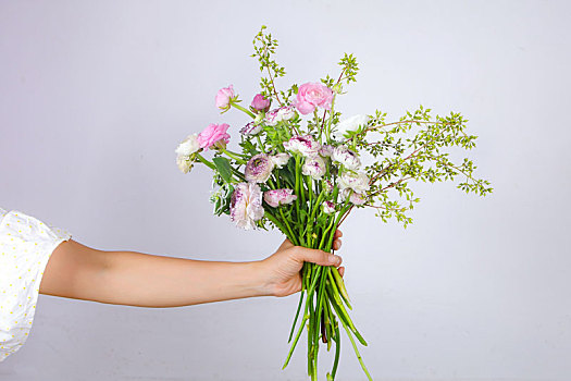 女孩手里拿着鲜花