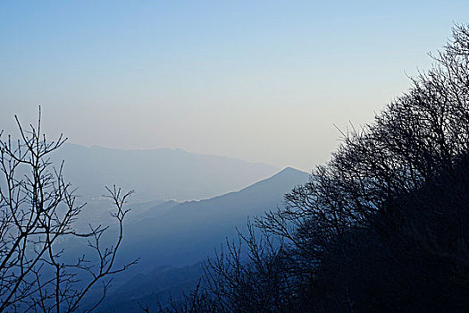 连绵起伏的山,和雾霭