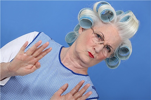 祖母,卷发器,蓝色背景