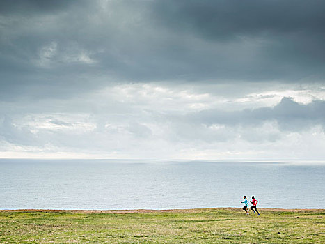 两个女人,慢跑,海岸