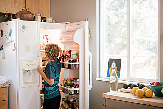 家庭,准备,早餐,厨房,男孩,站立,打开,电冰箱