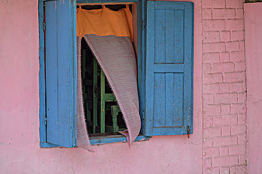 madagascar马达加斯加街景窗户和窗帘