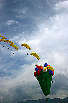首届重庆梁平航展上的郁金香花型热气球表演