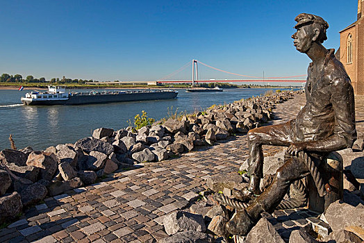 青铜,雕塑,莱茵河,船夫,堤岸,货船,桥,北莱茵威斯特伐利亚,德国,欧洲