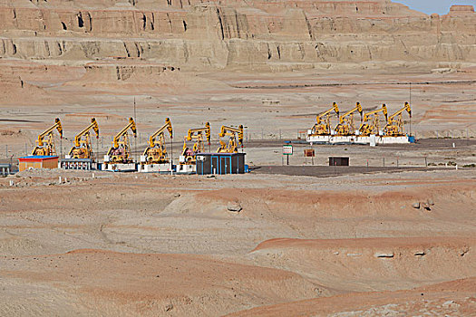 克拉玛依油田和采油机,新疆克拉玛依
