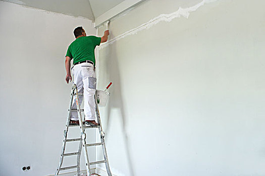 油漆工,站立,梯子,施用,墙壁,涂绘