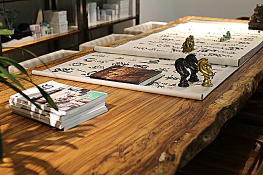书房原木大板书桌上的书画展示