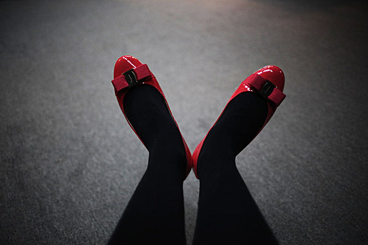 黑丝袜,红鞋子