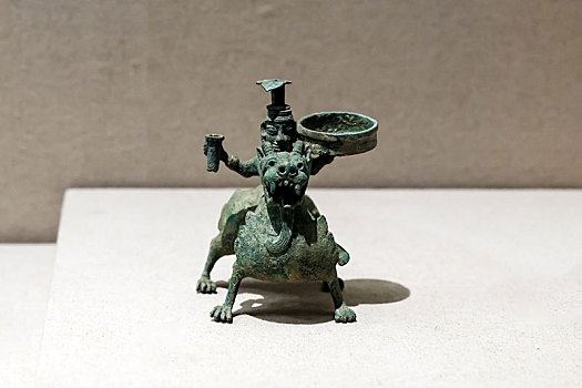 中国安徽博物院馆藏汉代仙人骑兽灯