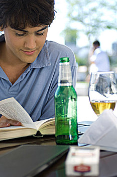 男青年,读,书本,啤酒,露天咖啡馆