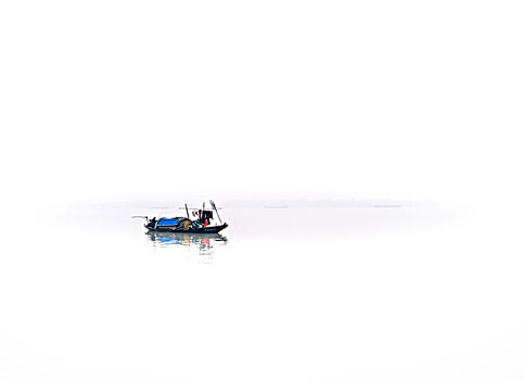 富春江上的小渔船写意