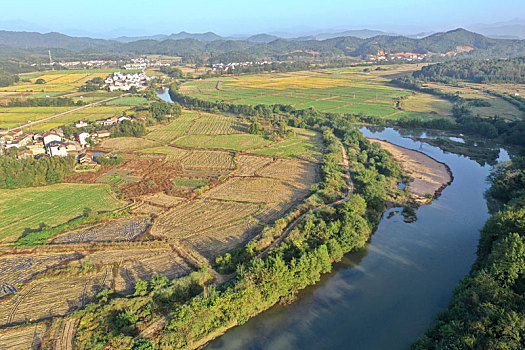 碧水绕村景如画