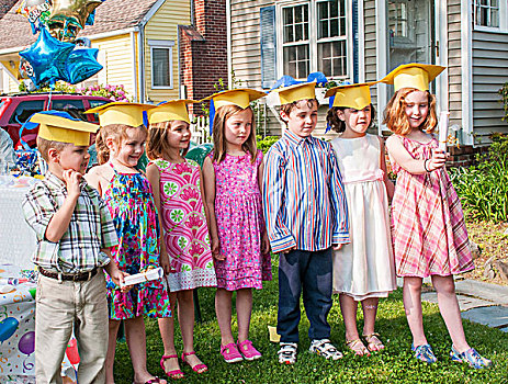 一群孩子,幼儿园,毕业,穿,纸,学位帽