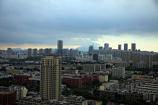 山东省日照市,夏日天气一日多变,上午阴云密布下午蓝天白云