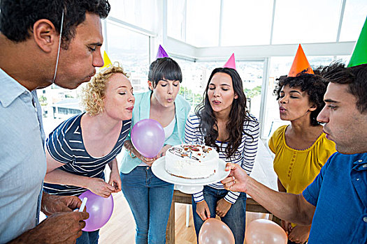 企业团队,吹,蜡烛,生日蛋糕,办公室