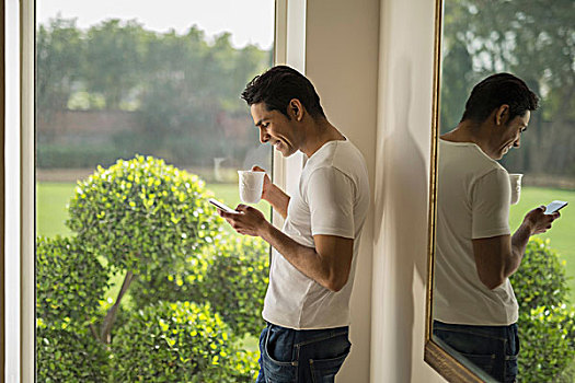 印度,男人,窗边,打手机,拿着,咖啡杯