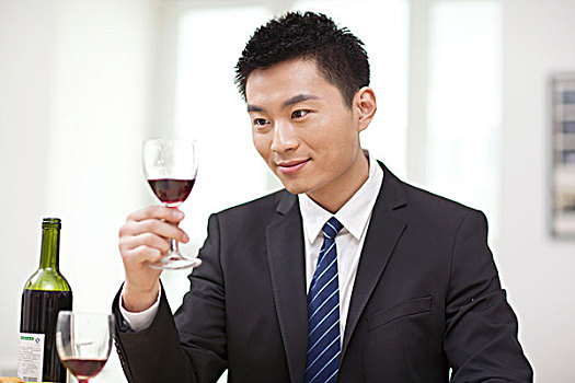 商务男士喝红酒