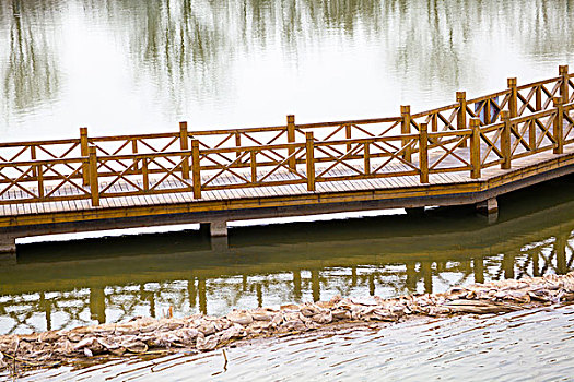水面上的木栈桥