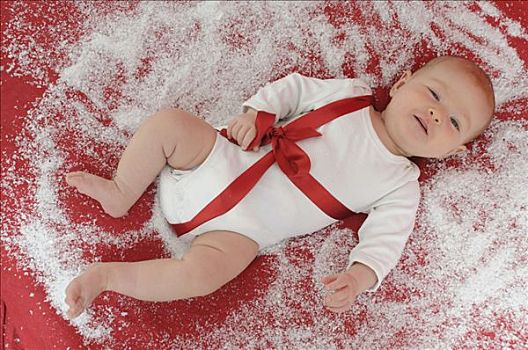 圣诞节,婴儿,3个月,老,穿,白人,红丝带,躺着,红色,表面,假的,雪,微笑
