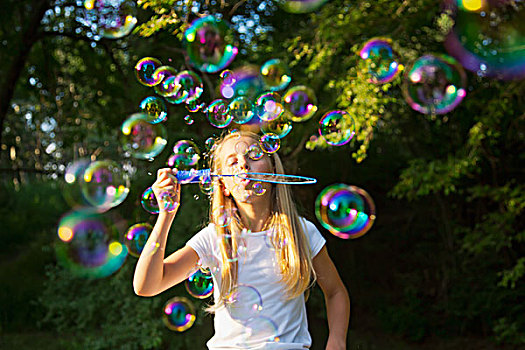 女孩,吹泡泡,公园,艾伯塔省,加拿大