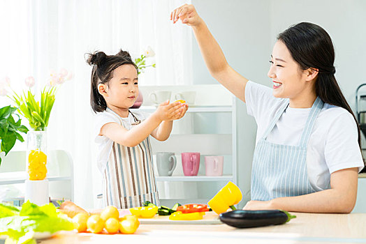 妈妈和女儿一起做饭