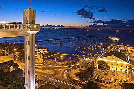 巴西,萨尔瓦多,巴伊亚,拉塞达观光电梯,港口,亮光,晚间