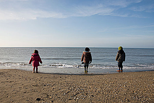 三个孩子,海滩