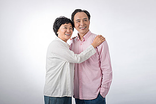 一對(duì)恩愛(ài)的老年夫婦合影