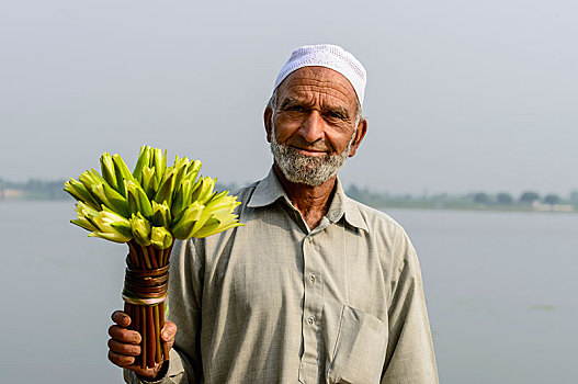 男人,拿着,束,荷花,睡莲科,斯利那加,查谟-克什米尔邦,印度,亚洲