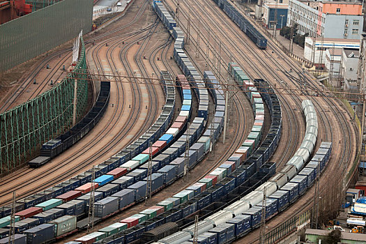 山东省日照市,港口经济蓬勃发展生机无限,万吨巨轮有序靠泊火车繁忙穿梭
