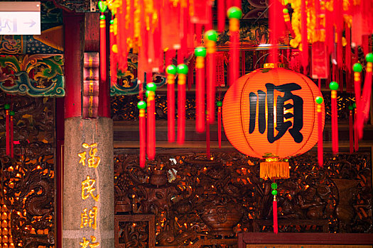 悬挂在寺庙中的,中国灯笼,灯笼上的文字,顺