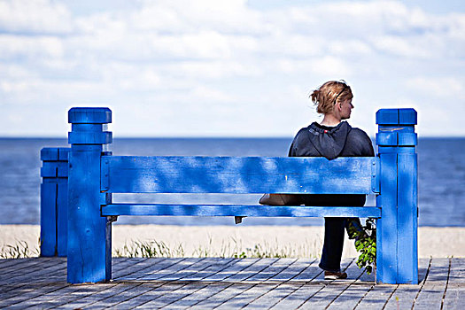 坐,女人,蓝色,长椅,海滩,木板路,温尼伯湖,曼尼托巴,加拿大