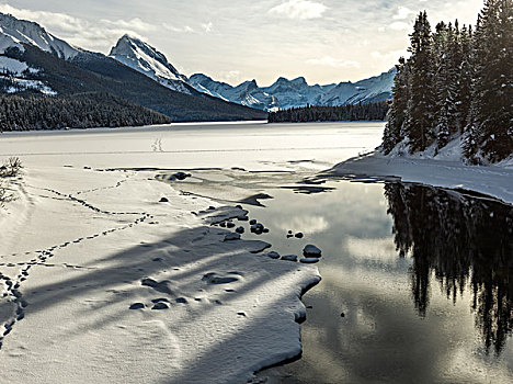 风景,积雪,湖,改善,地区,玛琳湖,碧玉国家公园,艾伯塔省,加拿大