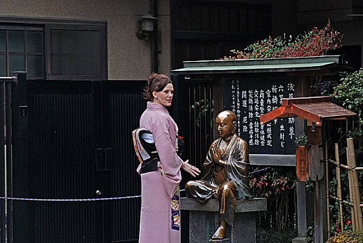 东京浅草雷门寺内秀和服的西方游客