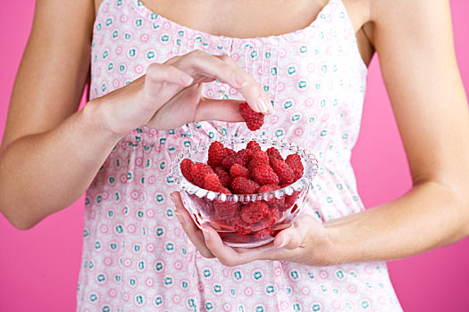 美女,拿着,碗,树莓