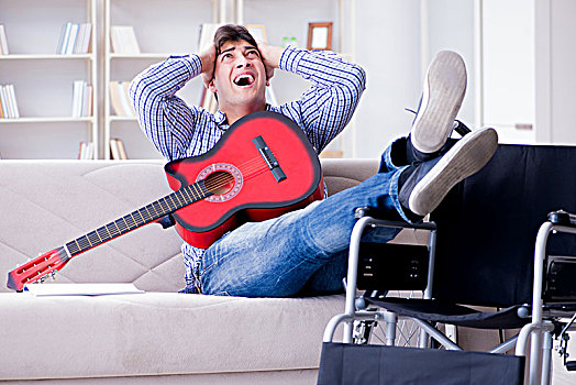 伤残,男人,弹吉他,在家