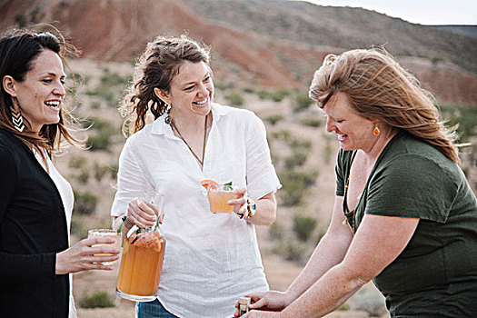 三个女人,站立,荒漠景观,饮料