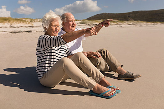 老年,夫妻,指点,远景,坐,海滩